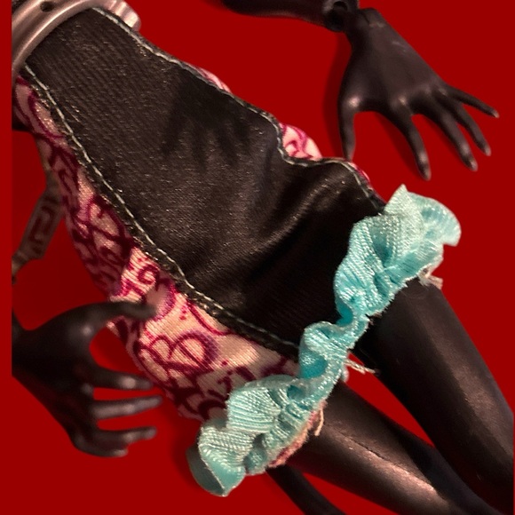 Two Monster High Catty Noir Dolls 2O13/  preloved so please see all photos - Picture 4 of 15